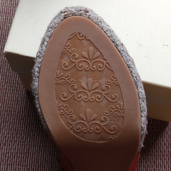 Red and Blue Wedge Shoes with Vibrant Design - Picture 8 of 10